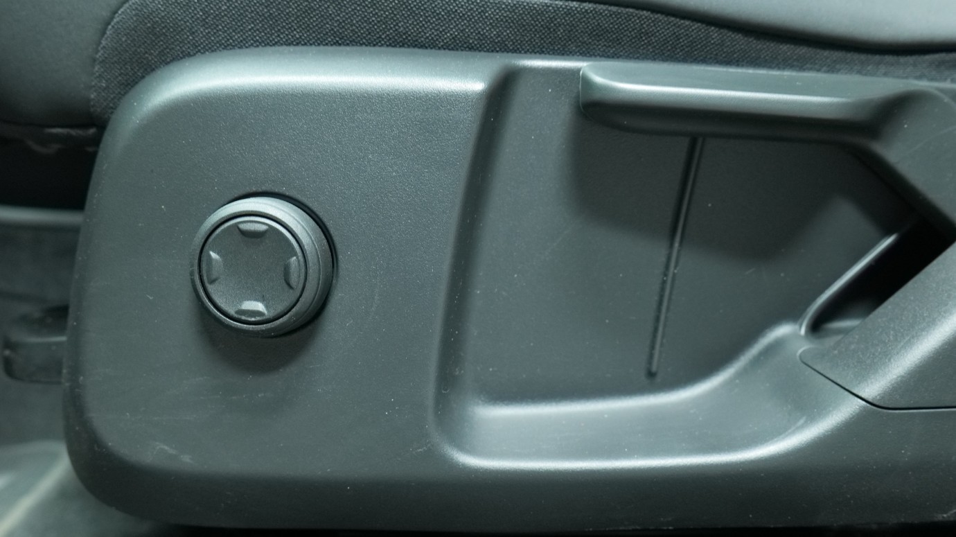 Esittelykuva Volvo XC40 täyssähköautosta.