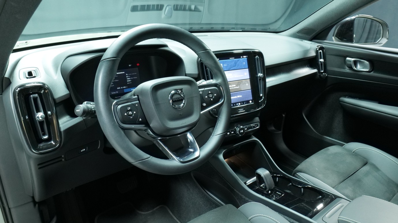 Esittelykuva Volvo XC40 täyssähköautosta.