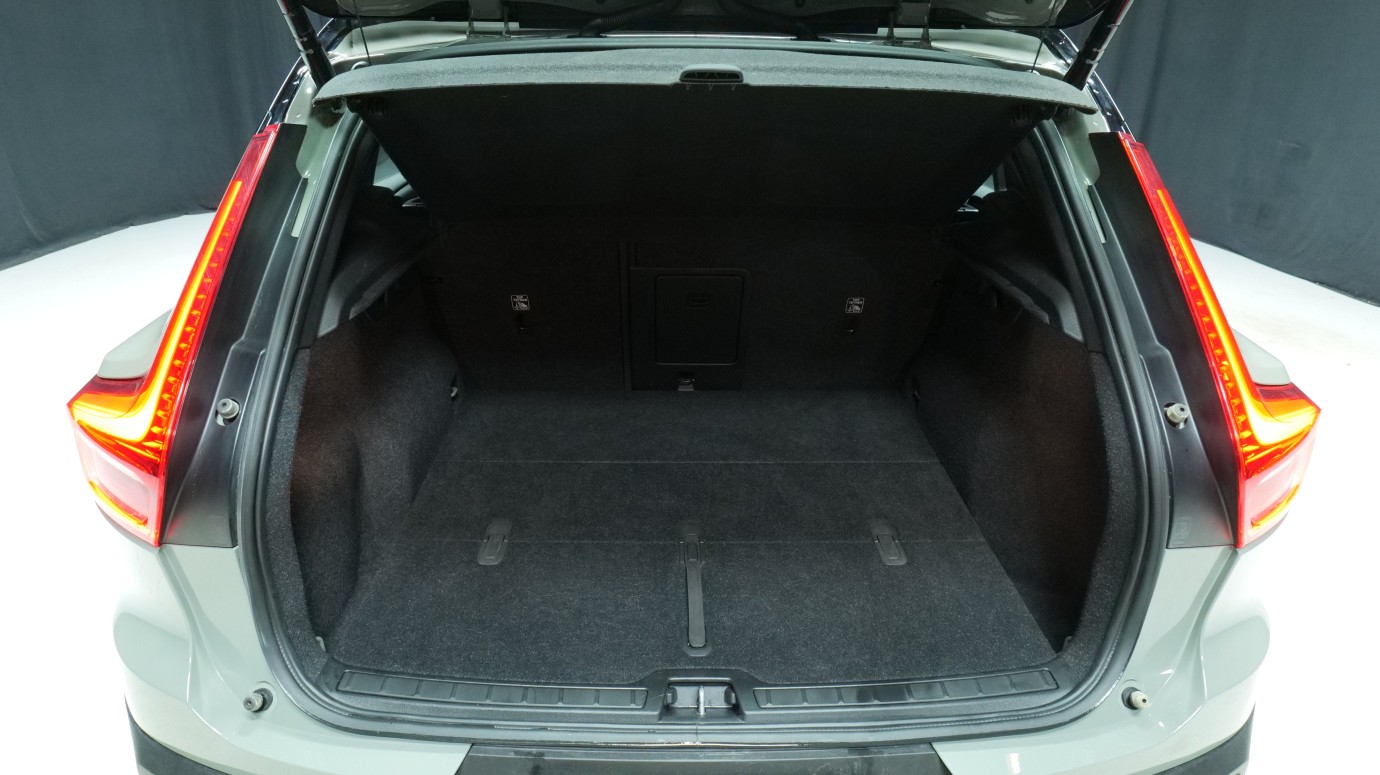 Esittelykuva Volvo XC40 täyssähköautosta.