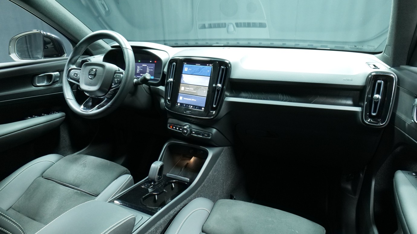 Esittelykuva Volvo XC40 täyssähköautosta.