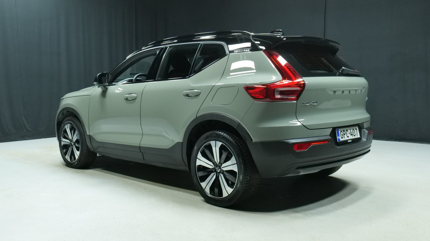 Esittelykuva Volvo XC40 täyssähköautosta.