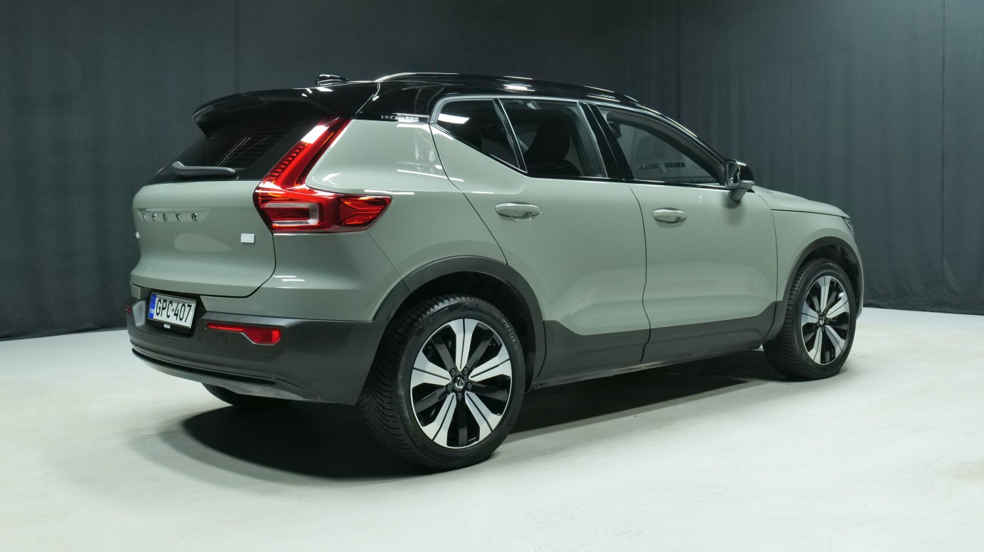 Esittelykuva Volvo XC40 täyssähköautosta.