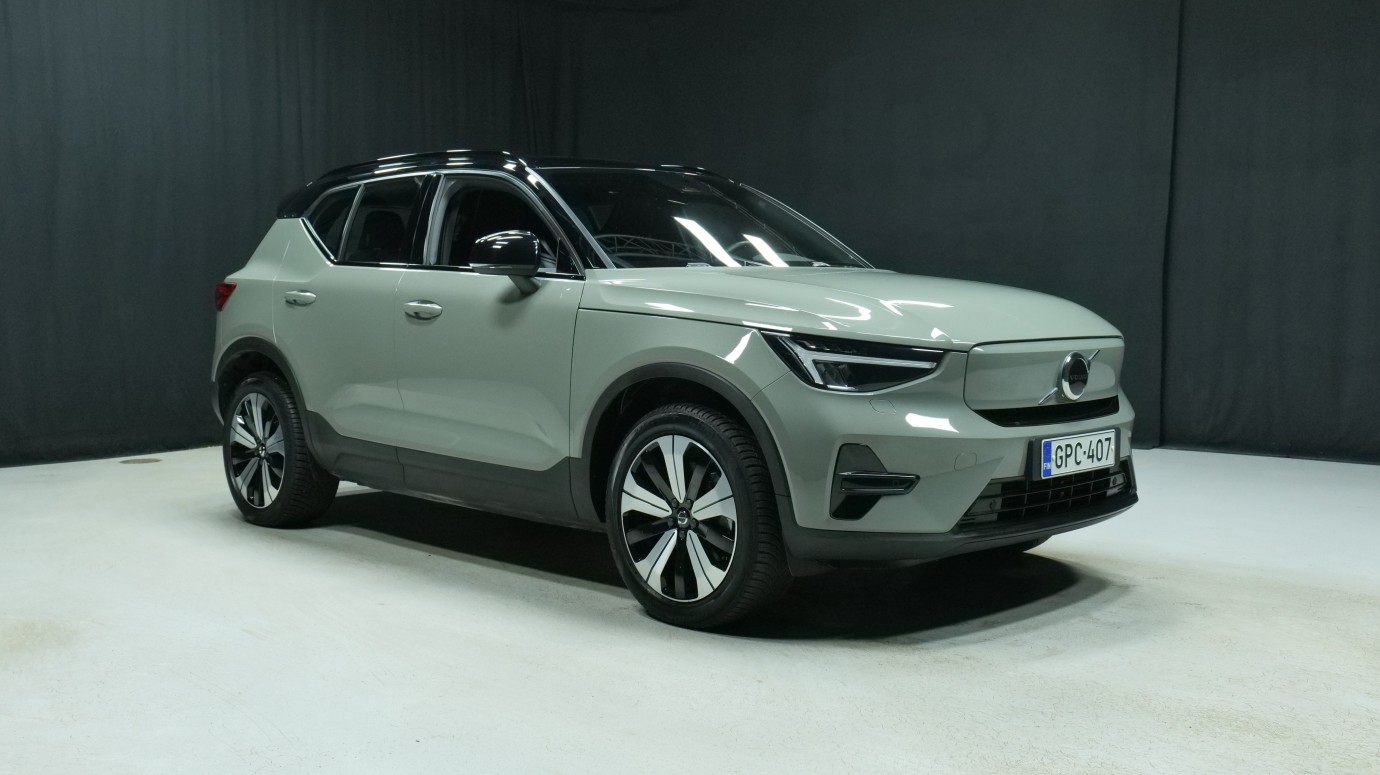 Esittelykuva Volvo XC40 täyssähköautosta.