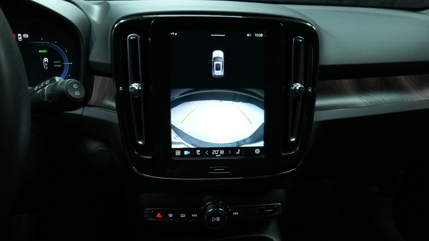 Esittelykuva Volvo XC40 täyssähköautosta.