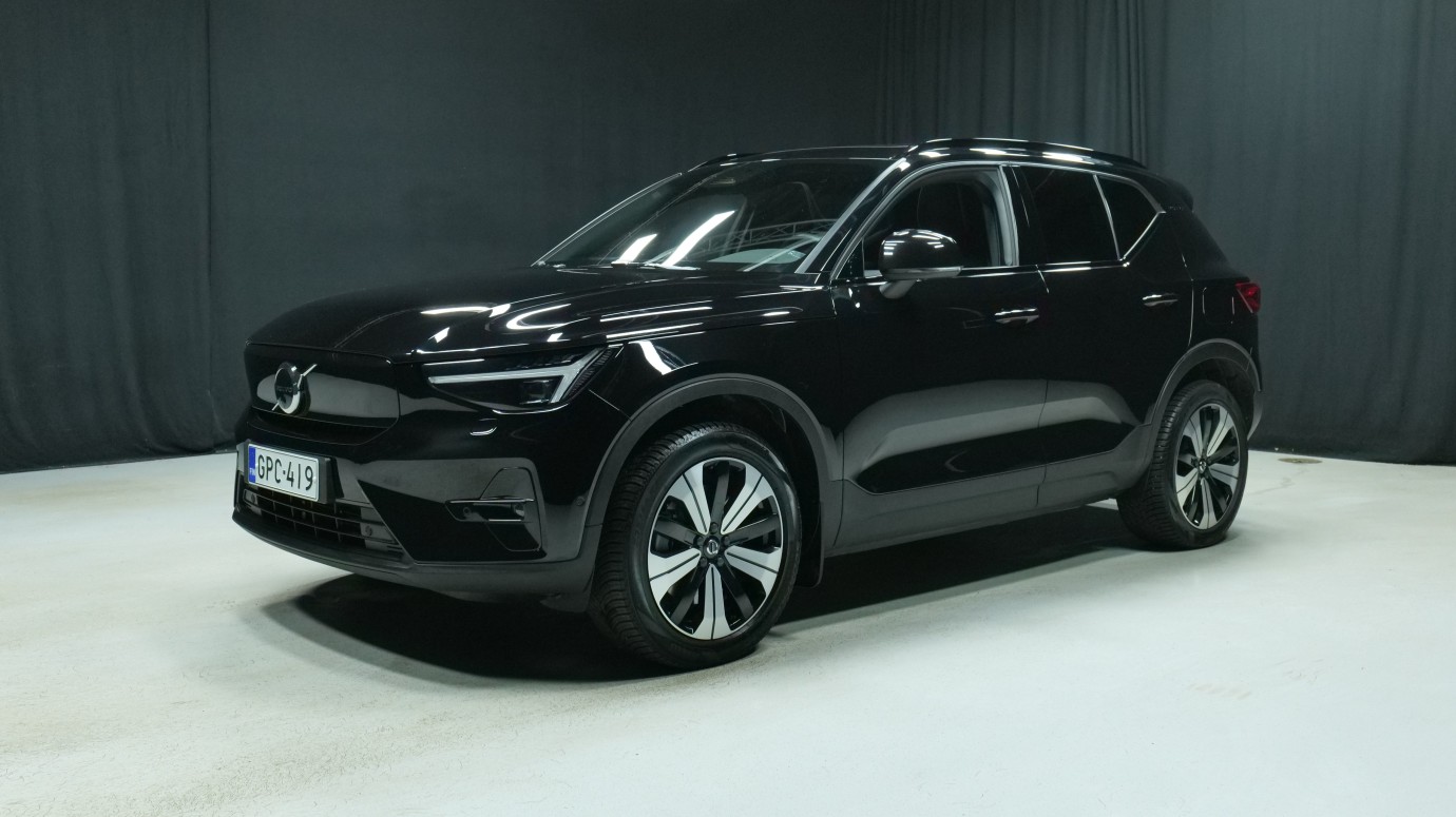 Esittelykuva Volvo XC40 täyssähköautosta.