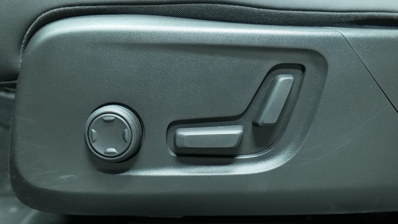 Esittelykuva Volvo XC40 täyssähköautosta.