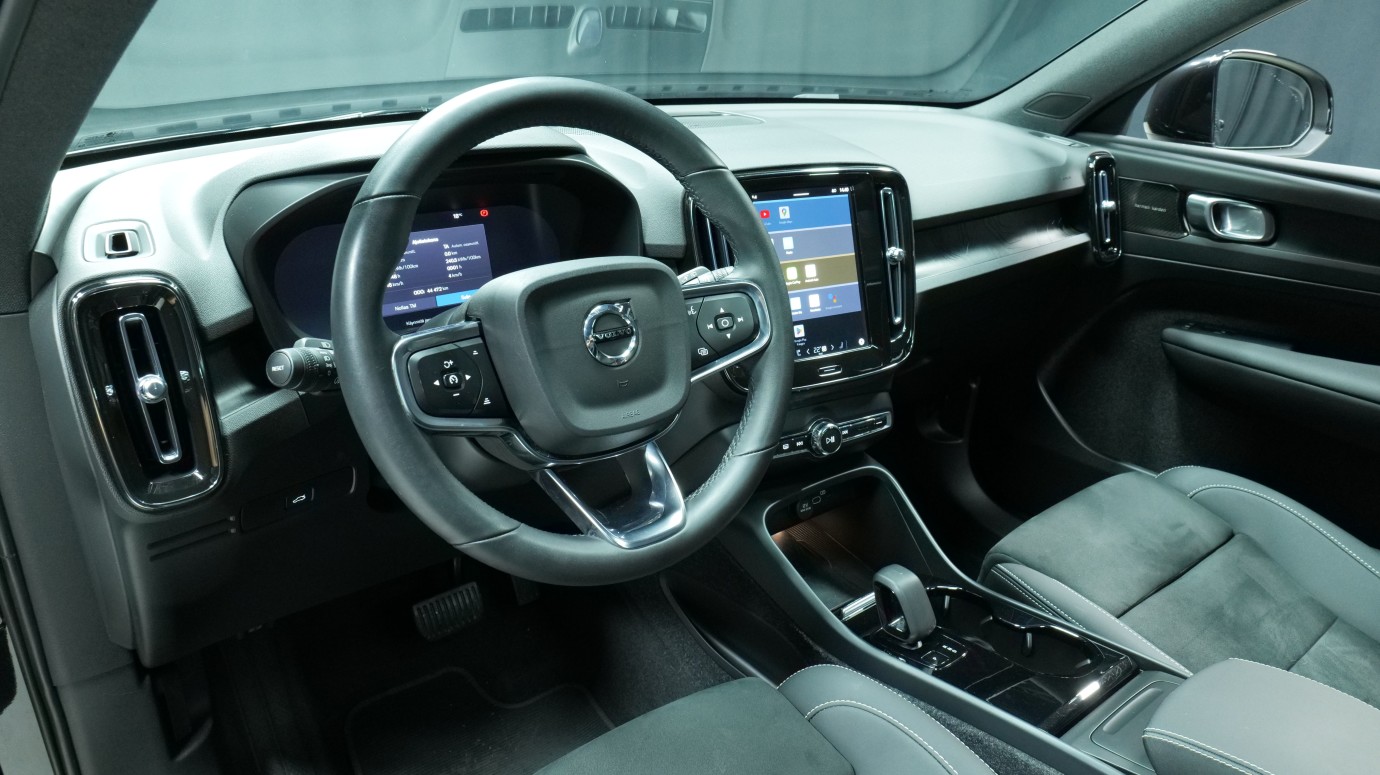 Esittelykuva Volvo XC40 täyssähköautosta.