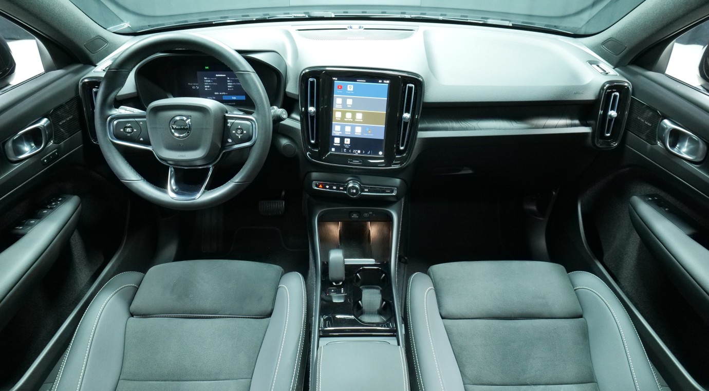 Esittelykuva Volvo XC40 täyssähköautosta.