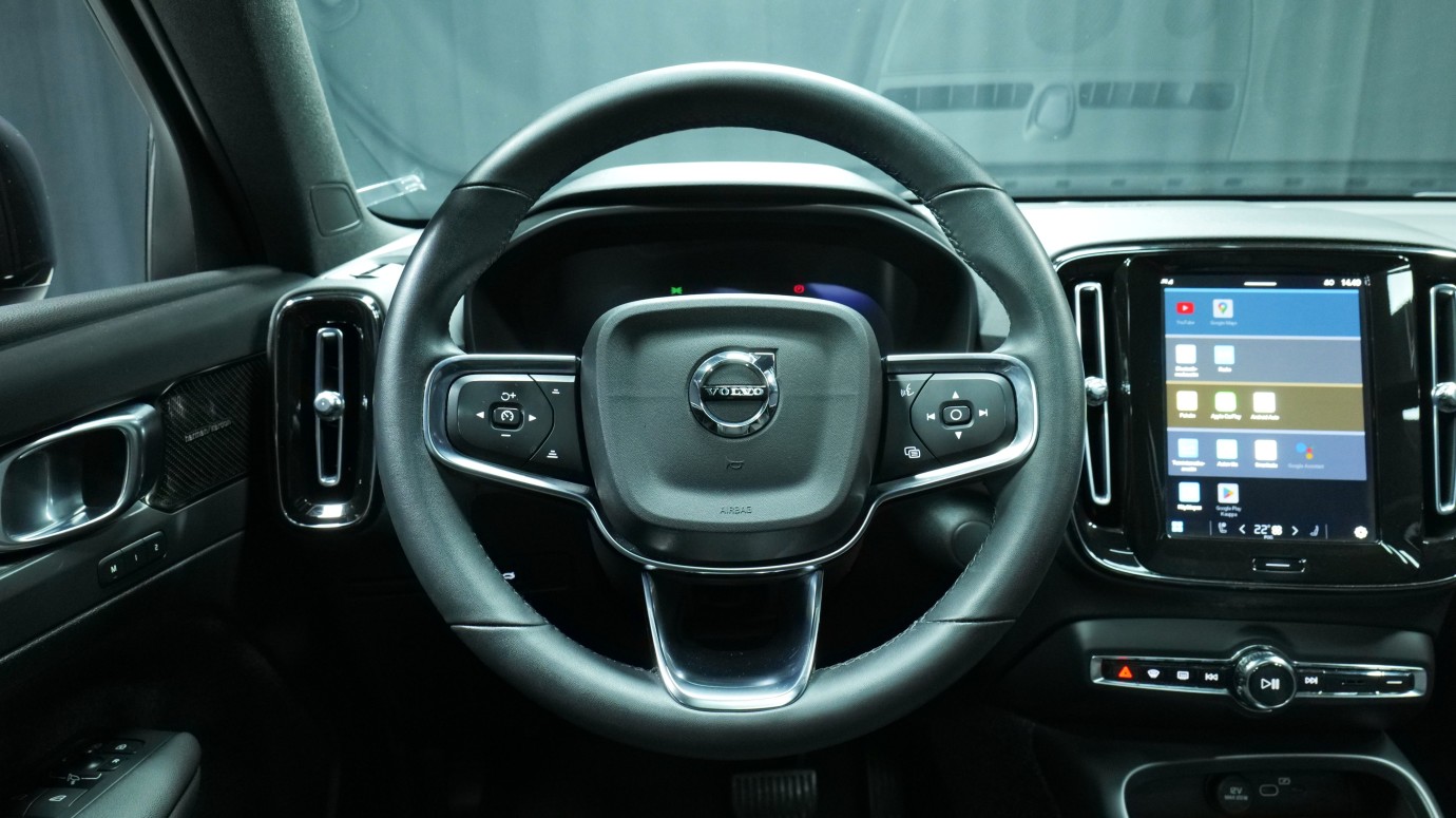 Esittelykuva Volvo XC40 täyssähköautosta.