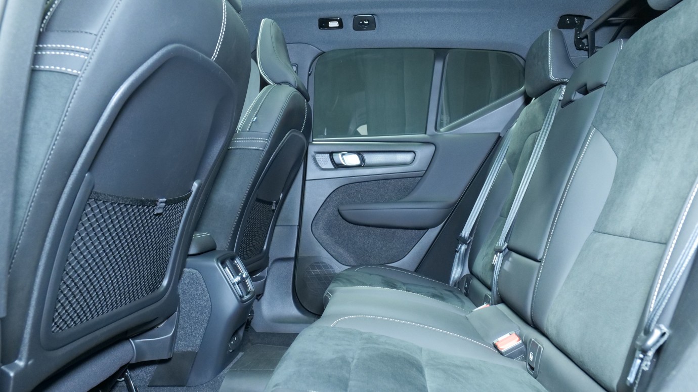 Esittelykuva Volvo XC40 täyssähköautosta.