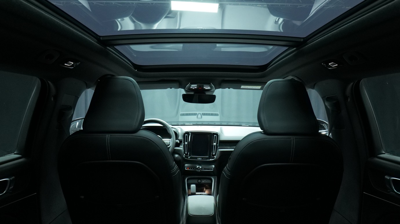 Esittelykuva Volvo XC40 täyssähköautosta.