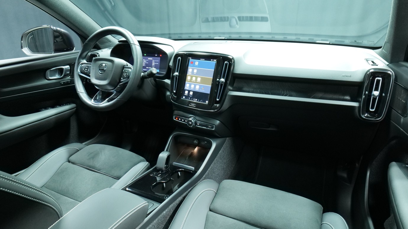 Esittelykuva Volvo XC40 täyssähköautosta.