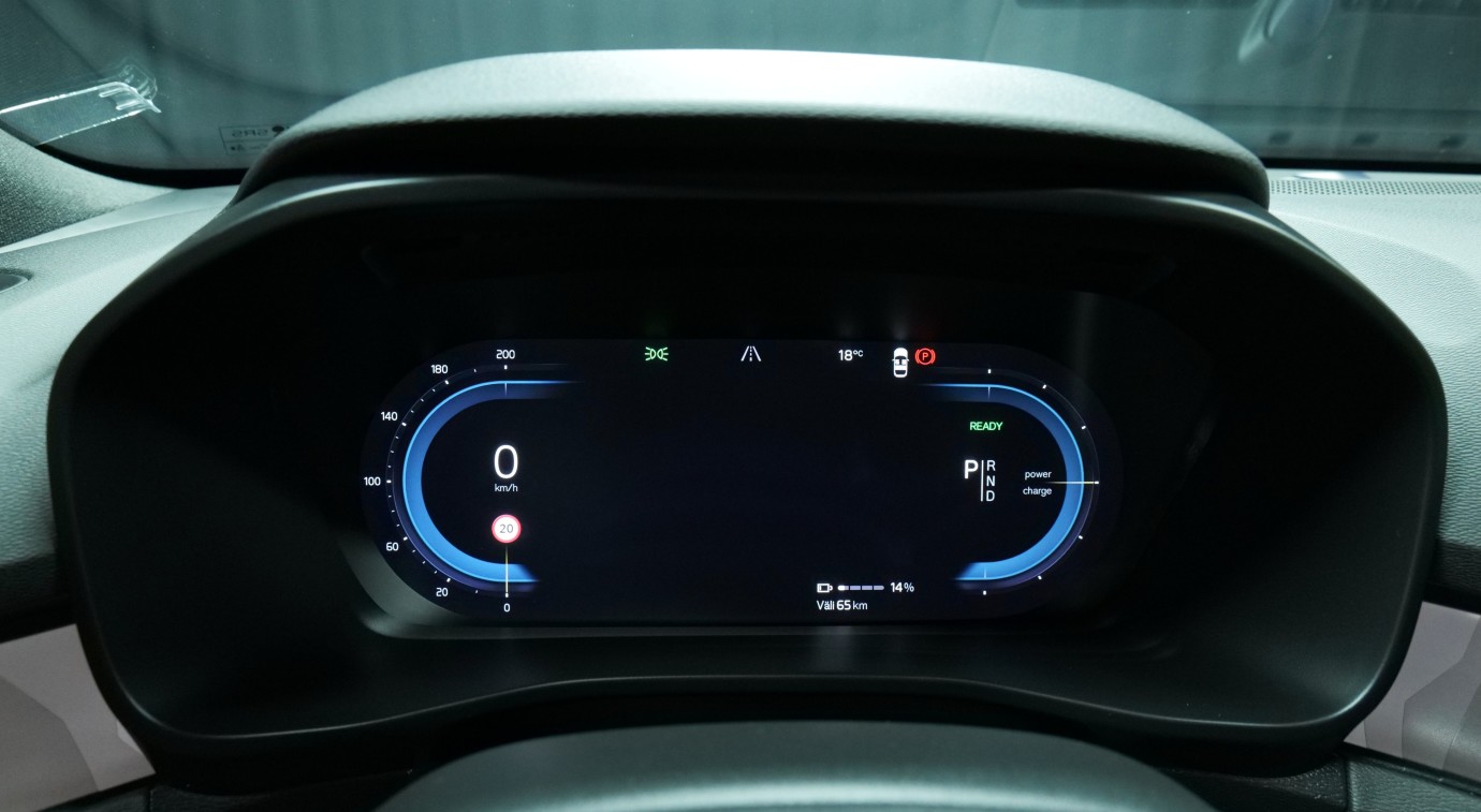 Esittelykuva Volvo XC40 täyssähköautosta.