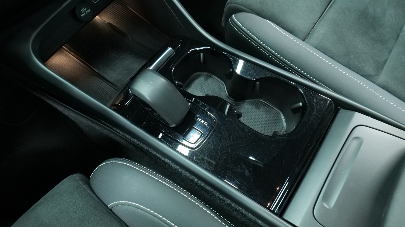 Esittelykuva Volvo XC40 täyssähköautosta.