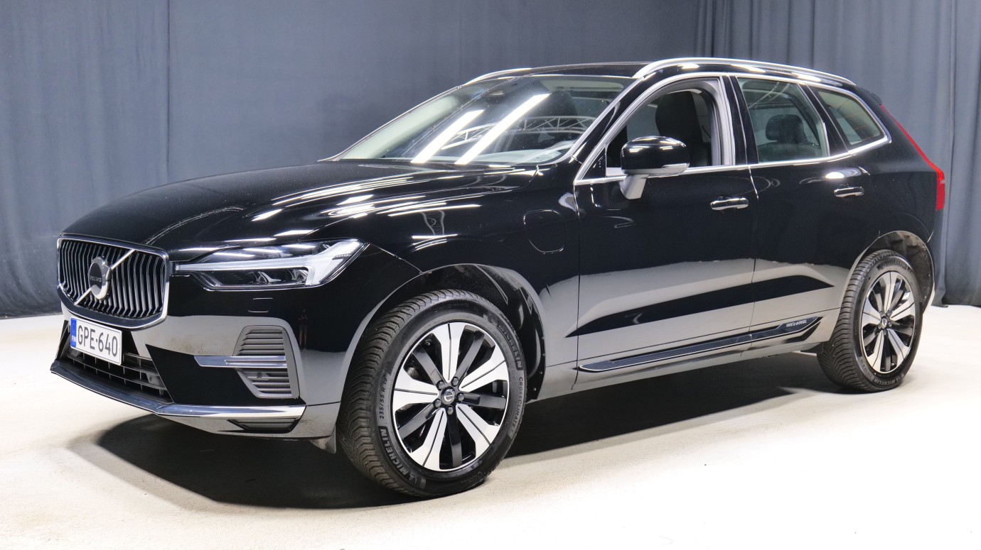 Esittelykuva Volvo XC60 kevythybridiautosta.