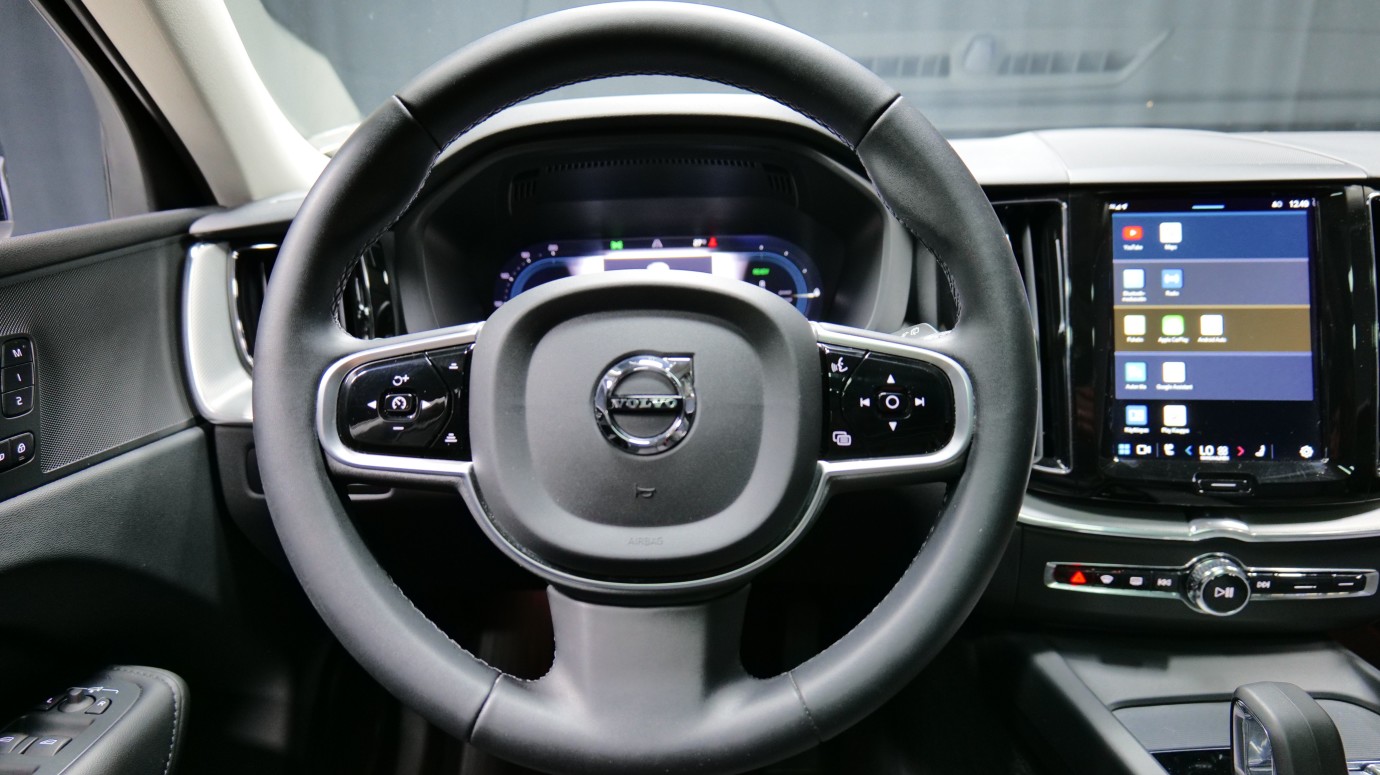 Esittelykuva Volvo XC60 kevythybridiautosta.