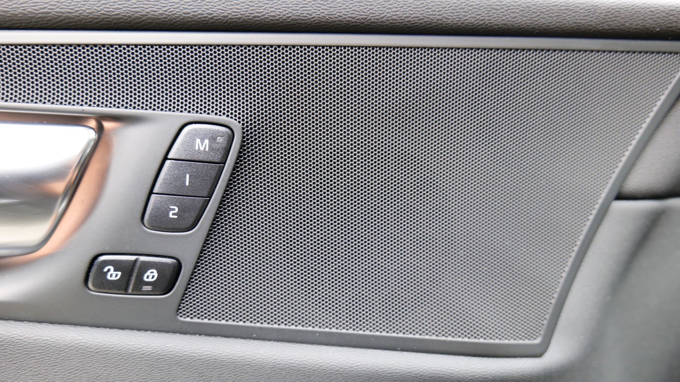 Esittelykuva Volvo XC60 kevythybridiautosta.
