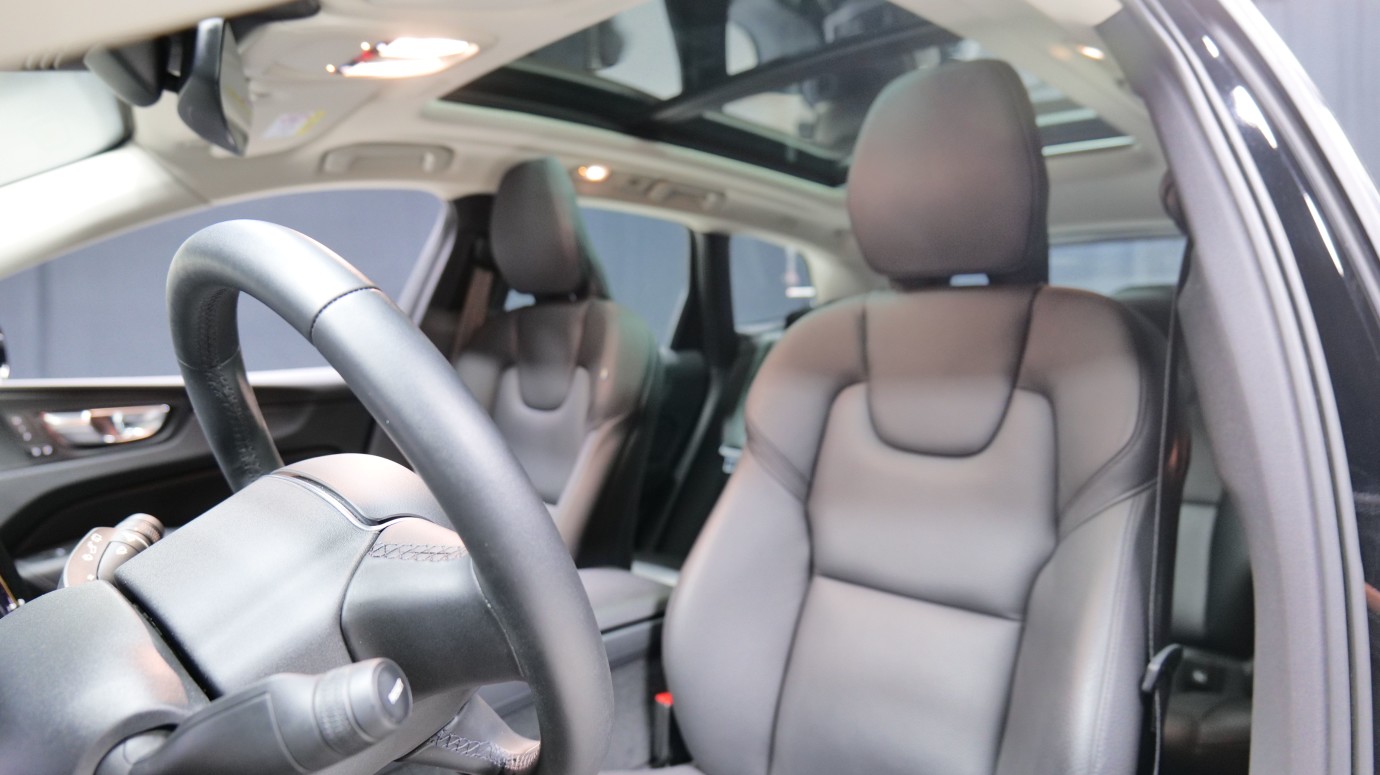Esittelykuva Volvo XC60 kevythybridiautosta.