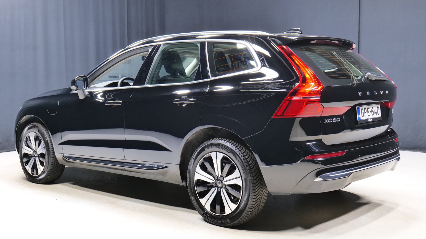 Esittelykuva Volvo XC60 kevythybridiautosta.
