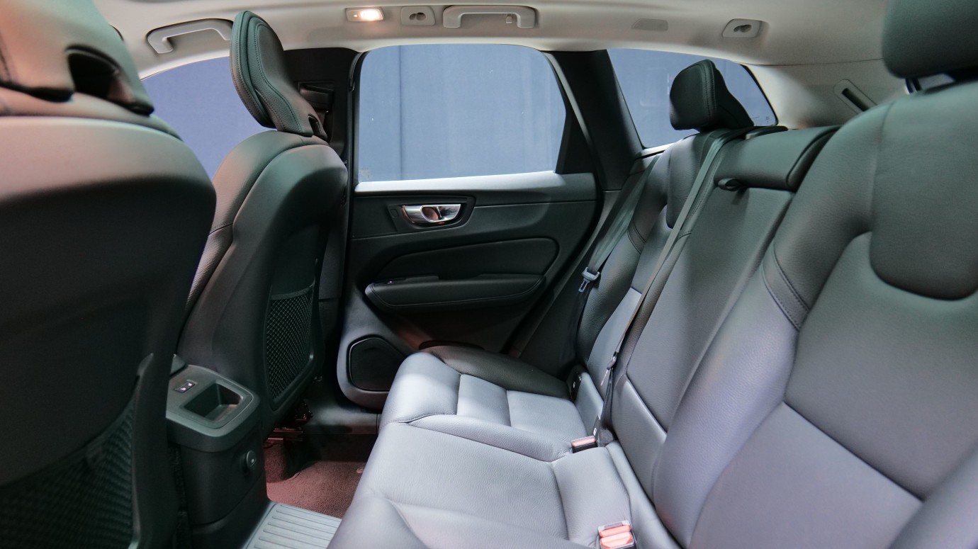 Esittelykuva Volvo XC60 kevythybridiautosta.