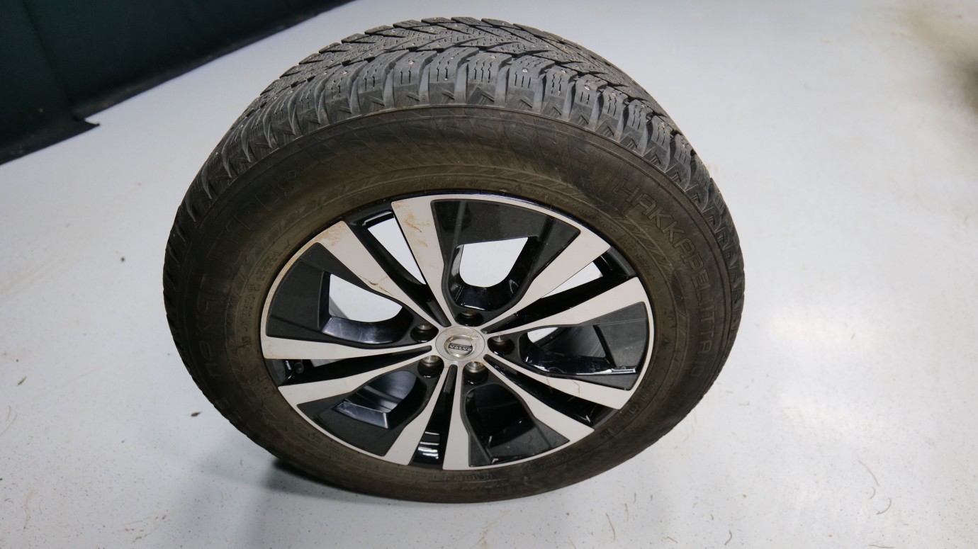 Esittelykuva Volvo XC60 kevythybridiautosta.