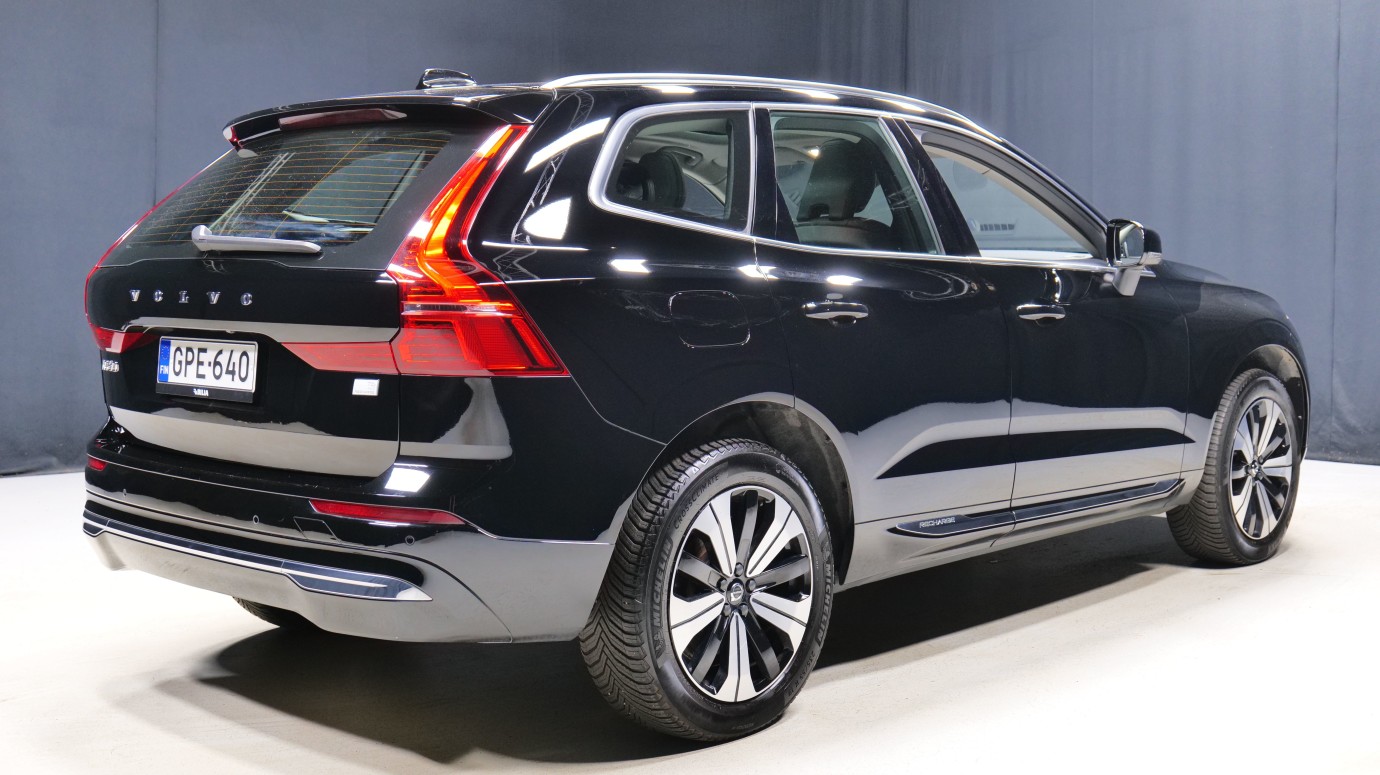 Esittelykuva Volvo XC60 kevythybridiautosta.