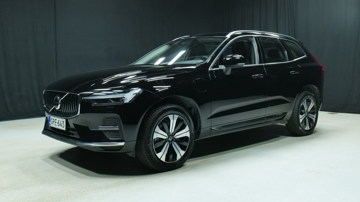 Esittelykuva Volvo XC60 kevythybridiautosta.