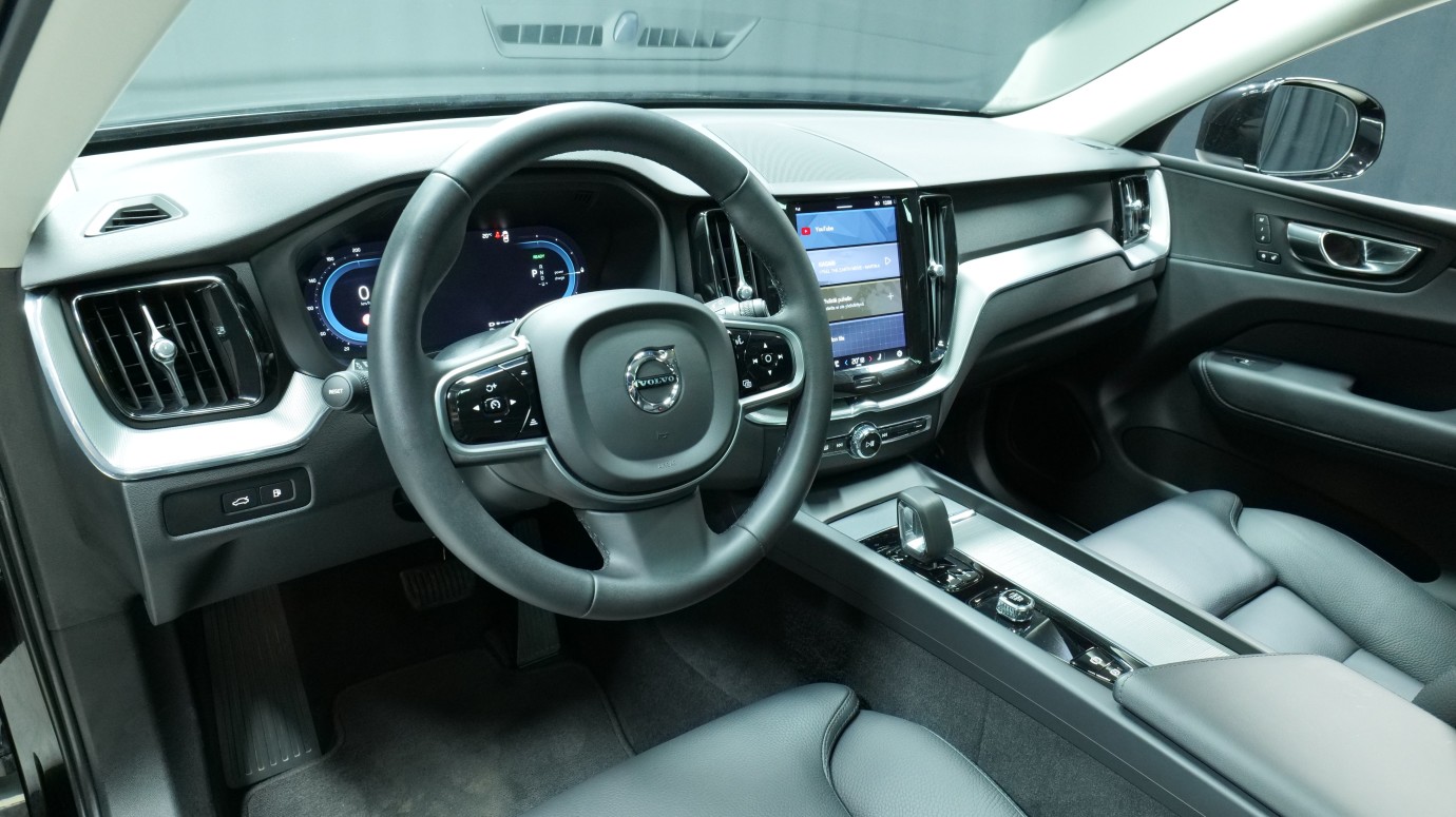 Esittelykuva Volvo XC60 kevythybridiautosta.
