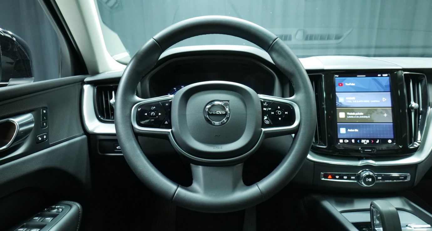 Esittelykuva Volvo XC60 kevythybridiautosta.