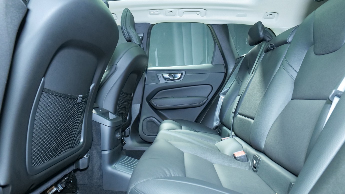 Esittelykuva Volvo XC60 kevythybridiautosta.