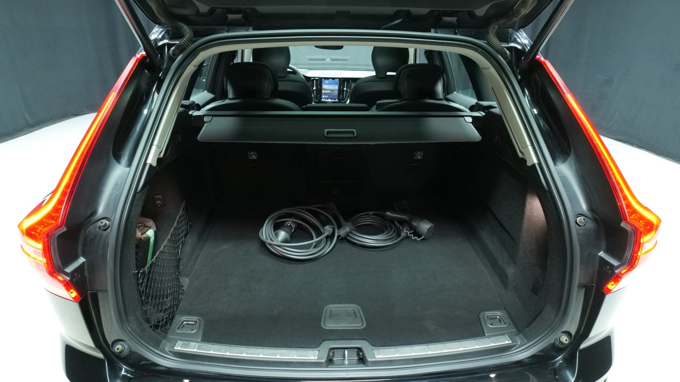 Esittelykuva Volvo XC60 kevythybridiautosta.