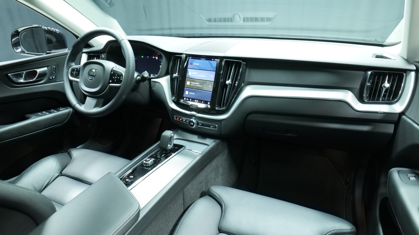 Esittelykuva Volvo XC60 kevythybridiautosta.