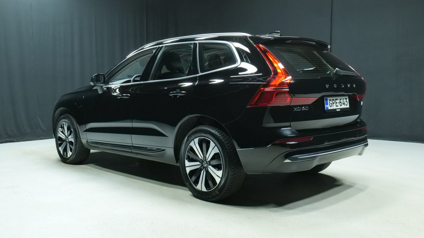 Esittelykuva Volvo XC60 kevythybridiautosta.