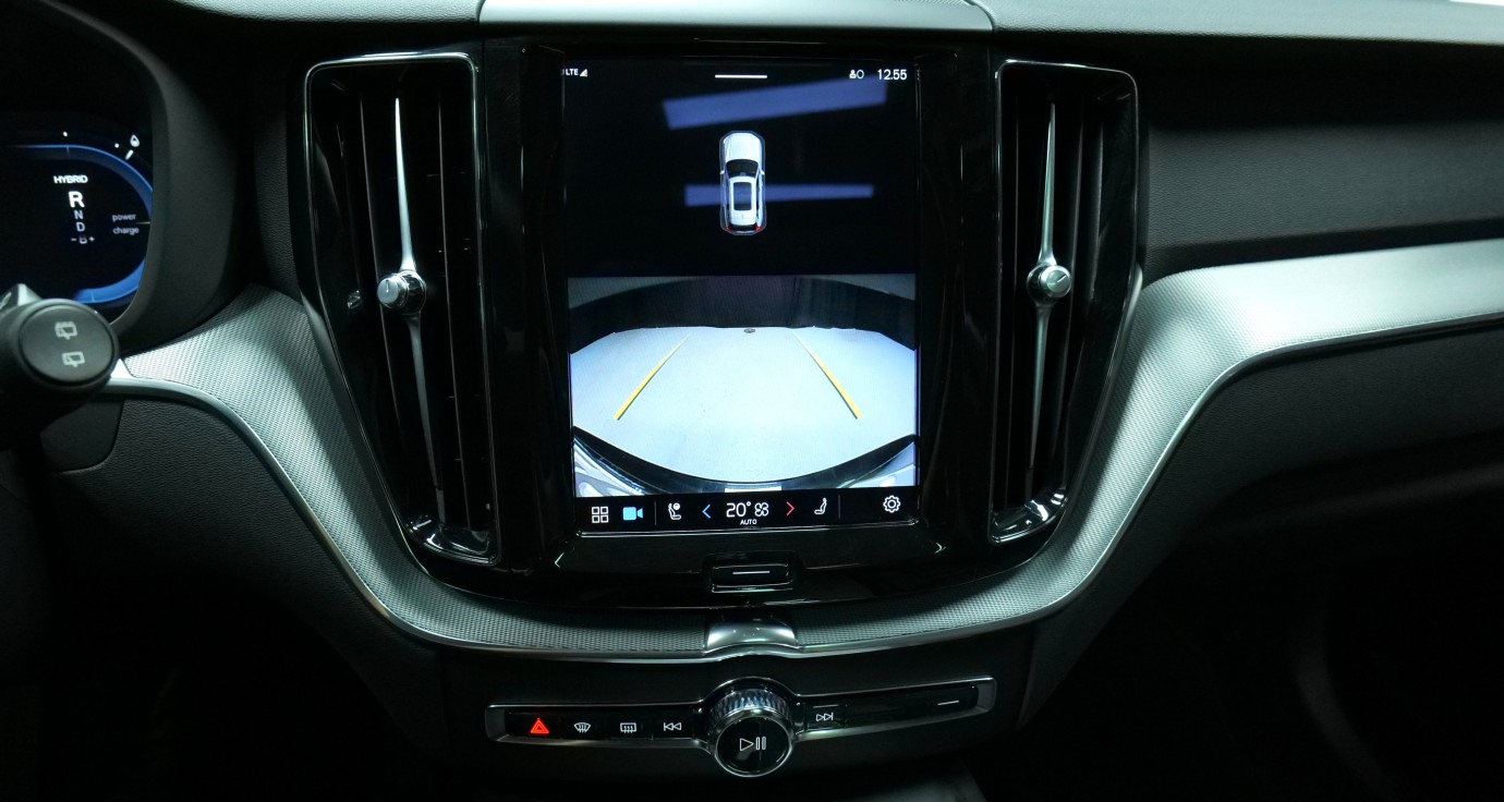 Esittelykuva Volvo XC60 kevythybridiautosta.