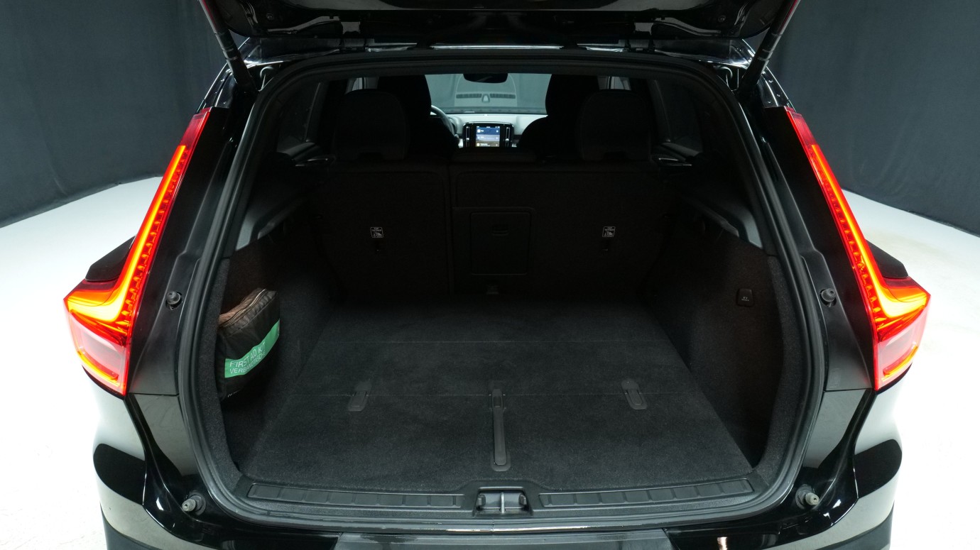 Esittelykuva Volvo XC40 bensiiniautosta.