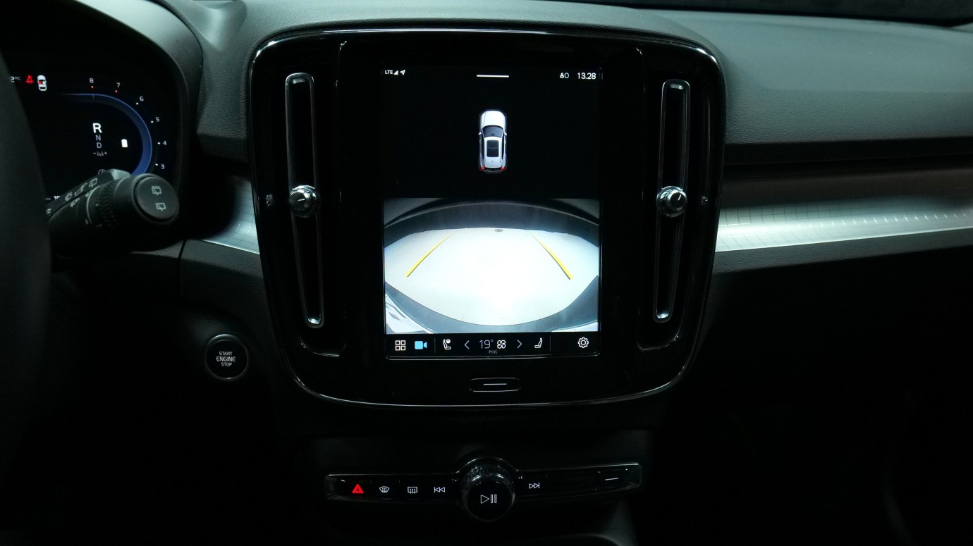 Esittelykuva Volvo XC40 bensiiniautosta.
