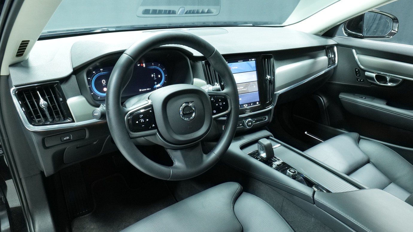 Esittelykuva Volvo V90 dieselautosta.