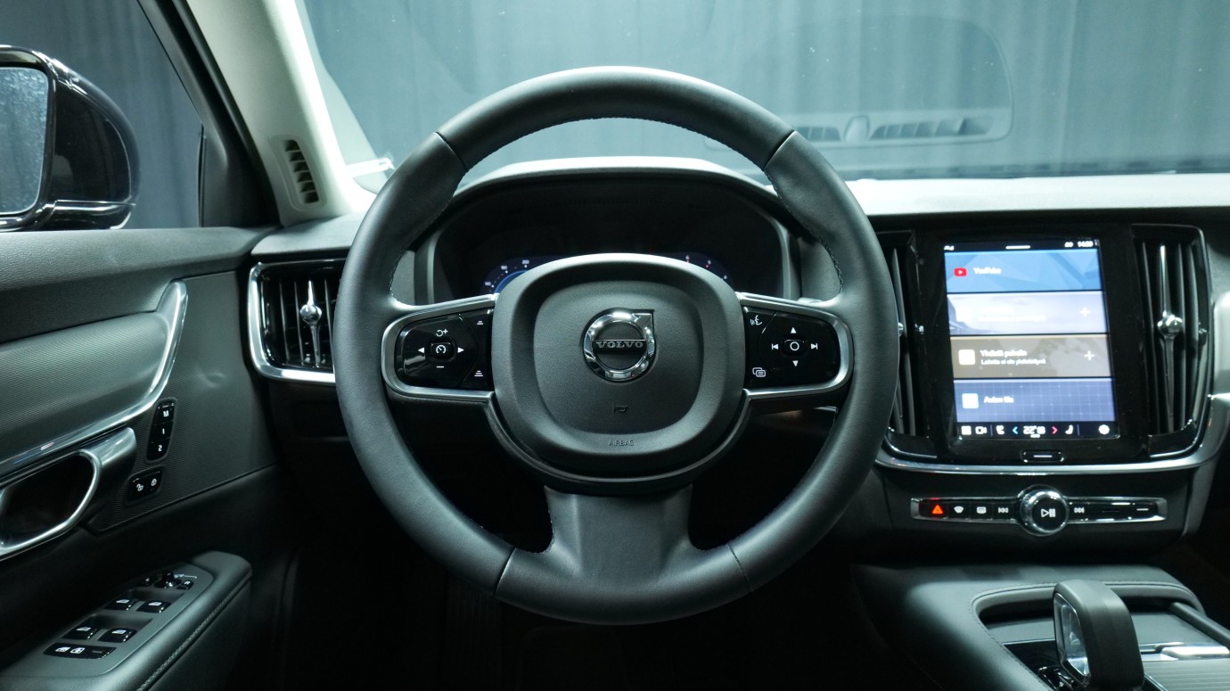 Esittelykuva Volvo V90 dieselautosta.