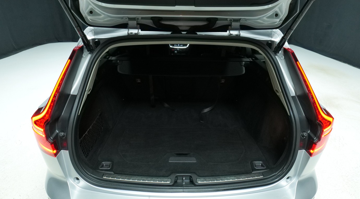 Esittelykuva Volvo V60 bensiiniautosta.