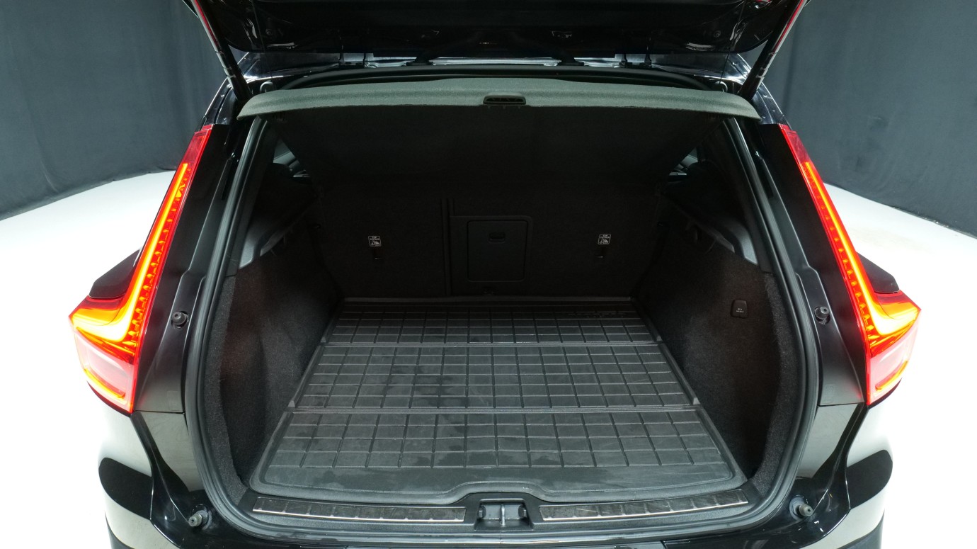 Esittelykuva Volvo XC40 bensiiniautosta.