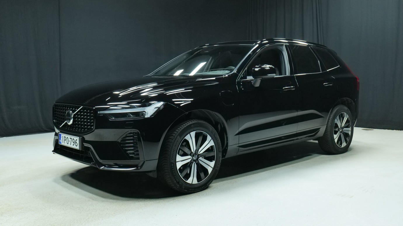 Esittelykuva Volvo XC60 kevythybridiautosta.