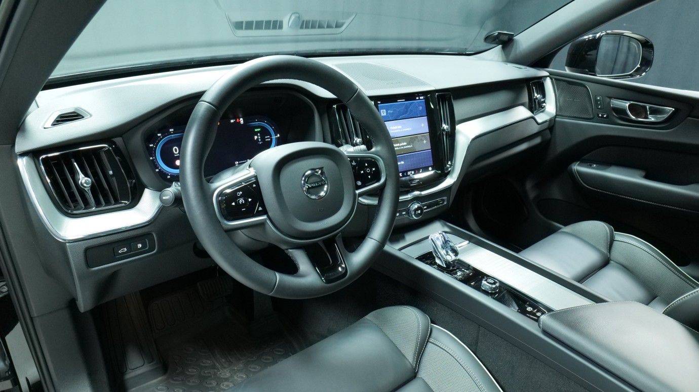 Esittelykuva Volvo XC60 kevythybridiautosta.