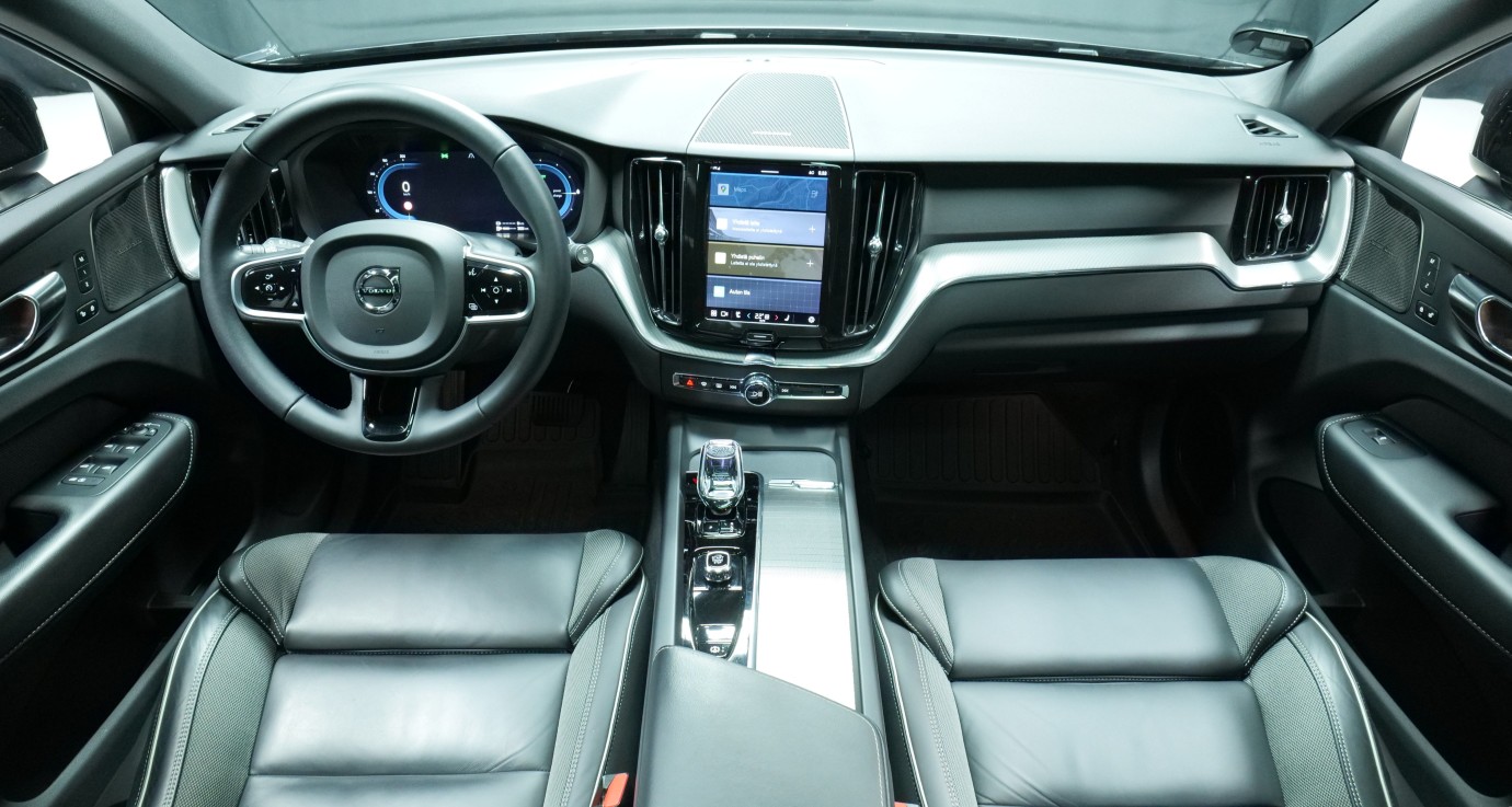 Esittelykuva Volvo XC60 kevythybridiautosta.