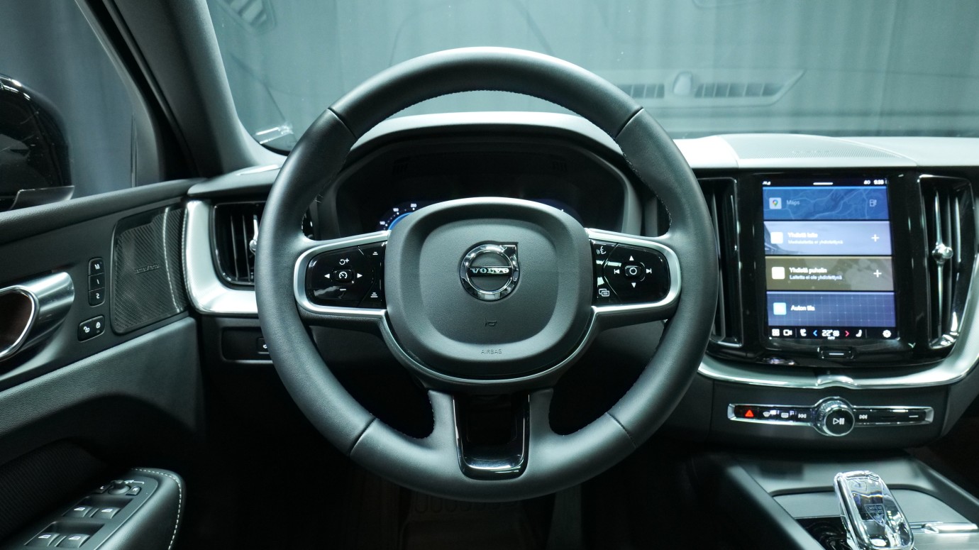 Esittelykuva Volvo XC60 kevythybridiautosta.