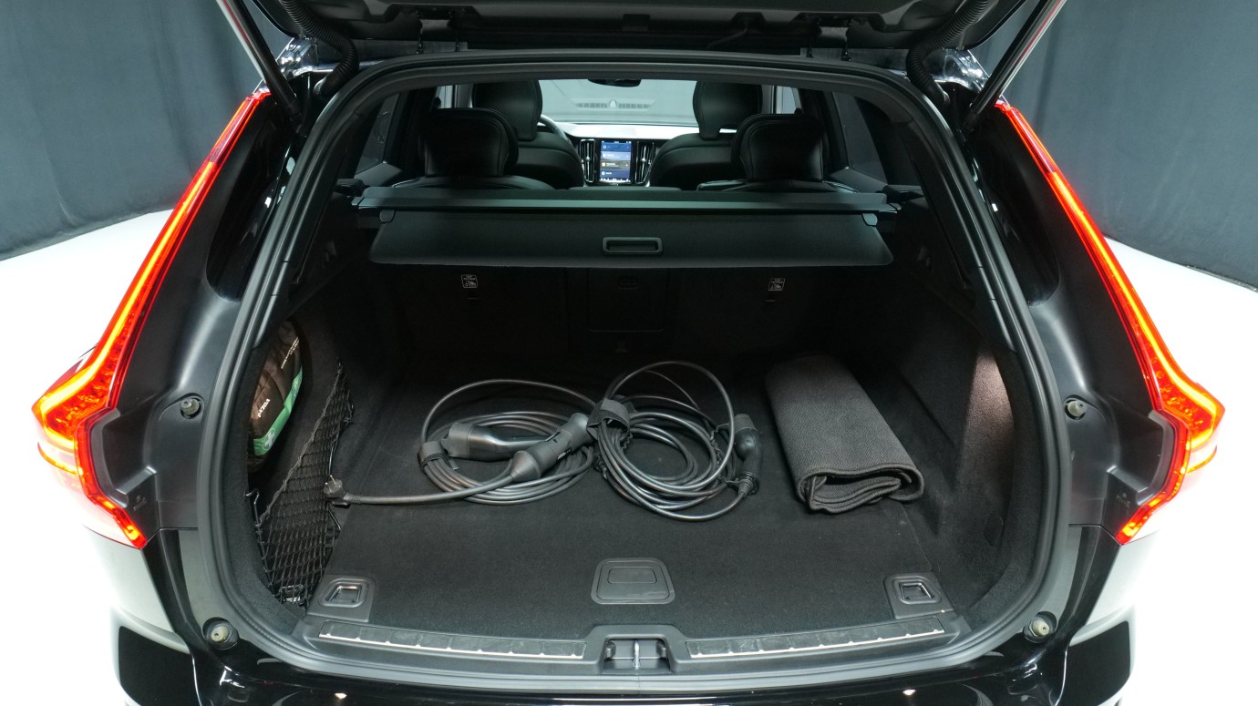 Esittelykuva Volvo XC60 kevythybridiautosta.