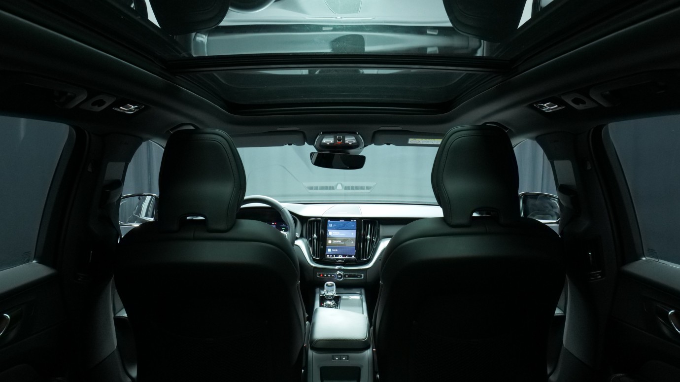 Esittelykuva Volvo XC60 kevythybridiautosta.