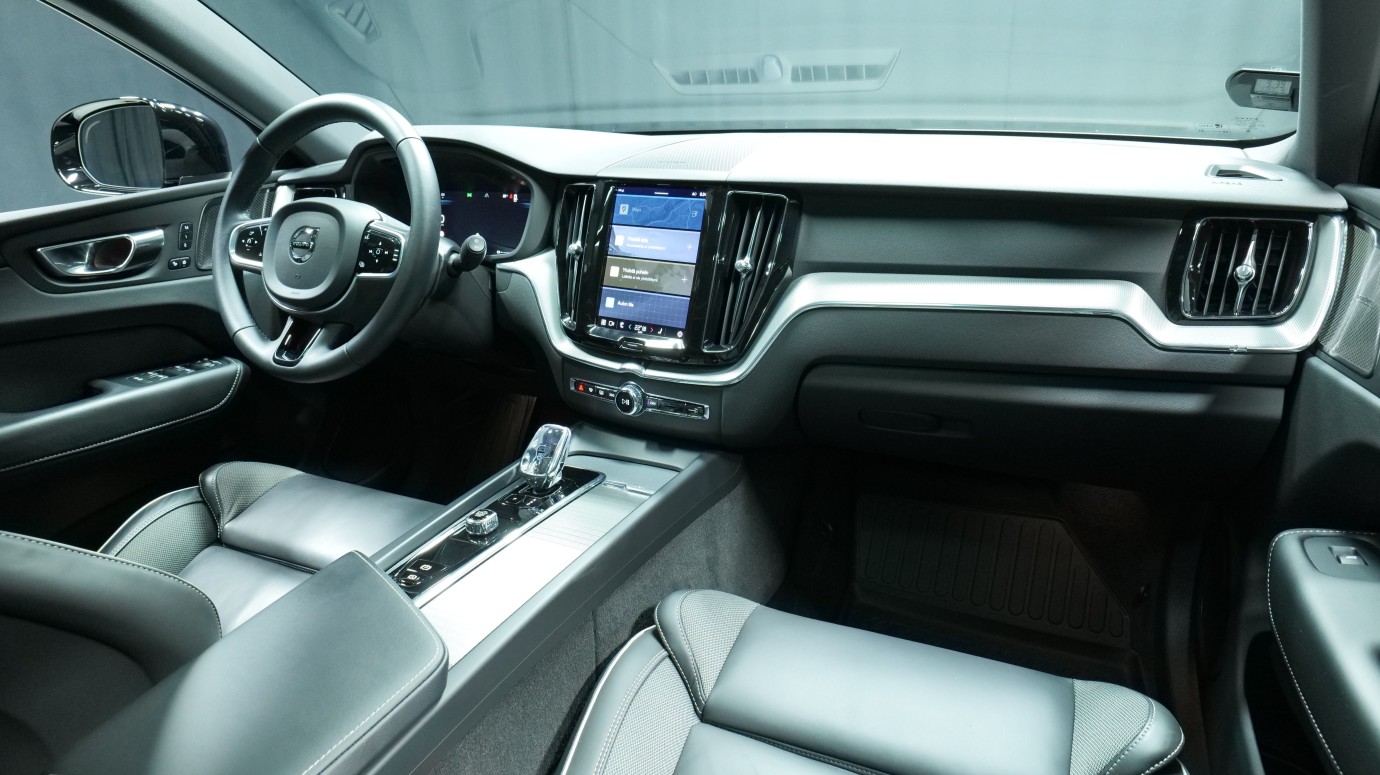 Esittelykuva Volvo XC60 kevythybridiautosta.