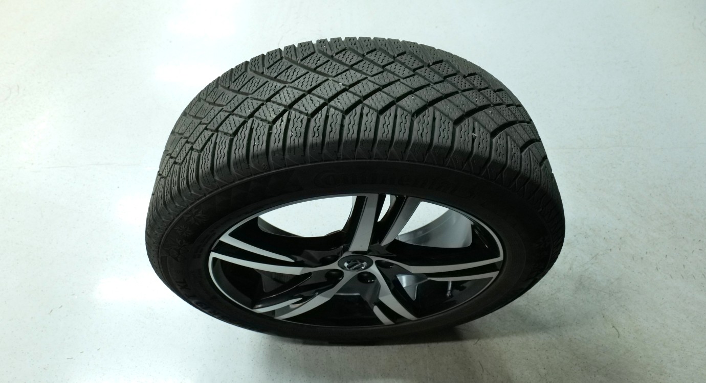 Esittelykuva Volvo XC60 kevythybridiautosta.