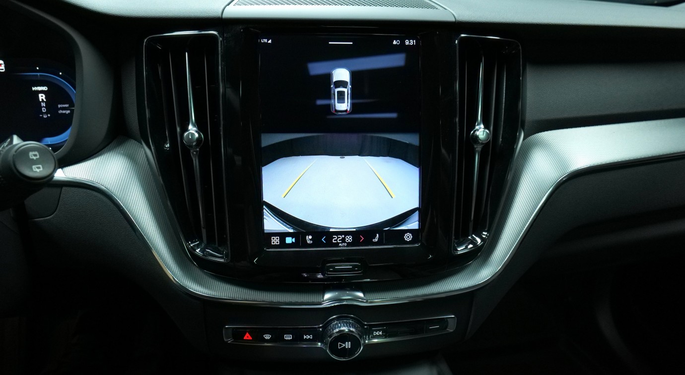 Esittelykuva Volvo XC60 kevythybridiautosta.