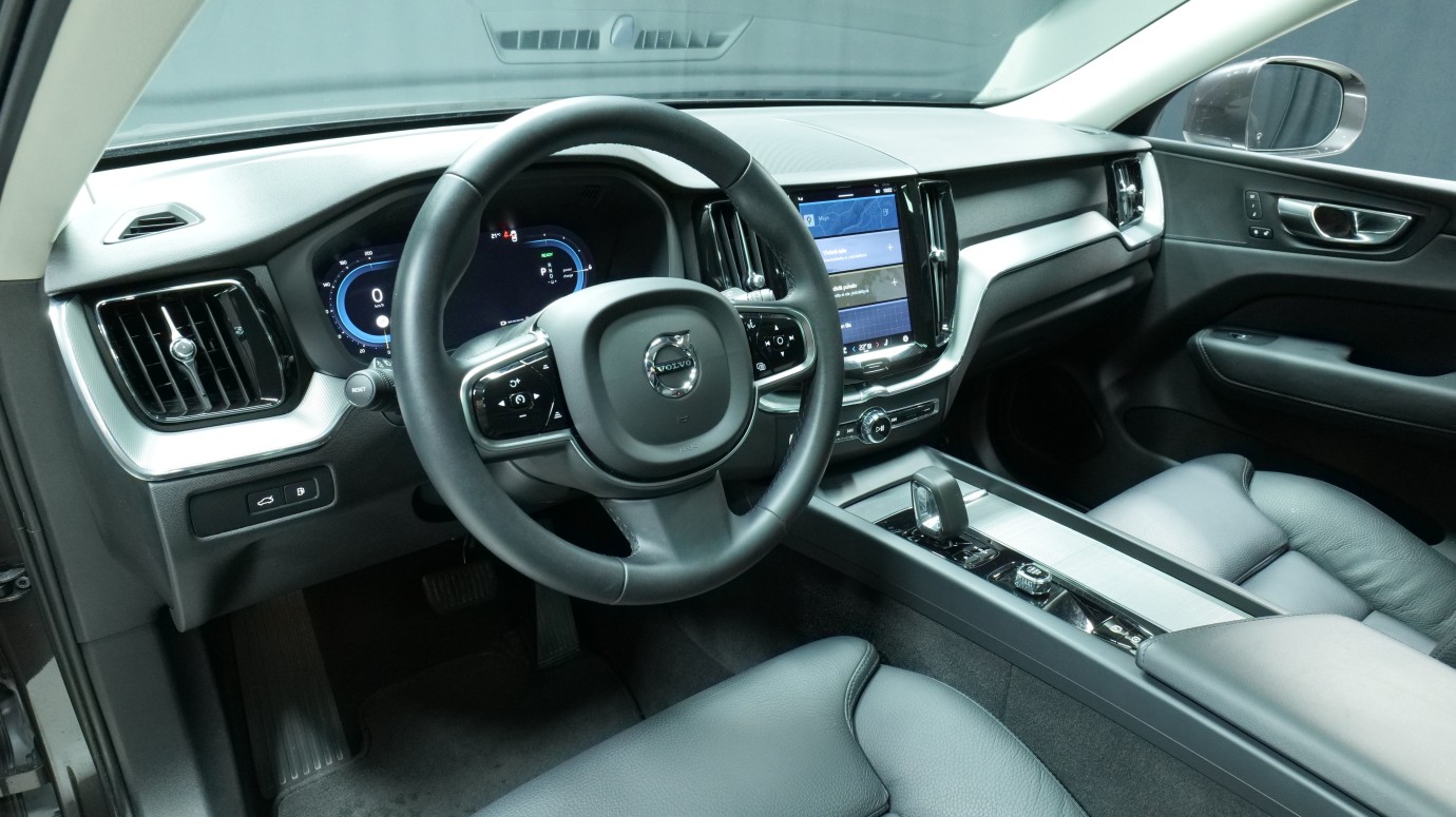 Esittelykuva Volvo XC60 kevythybridiautosta.